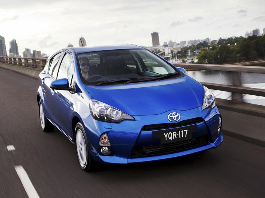  Toyota Prius c 2012 года  (AU) (фото 7 из 19)